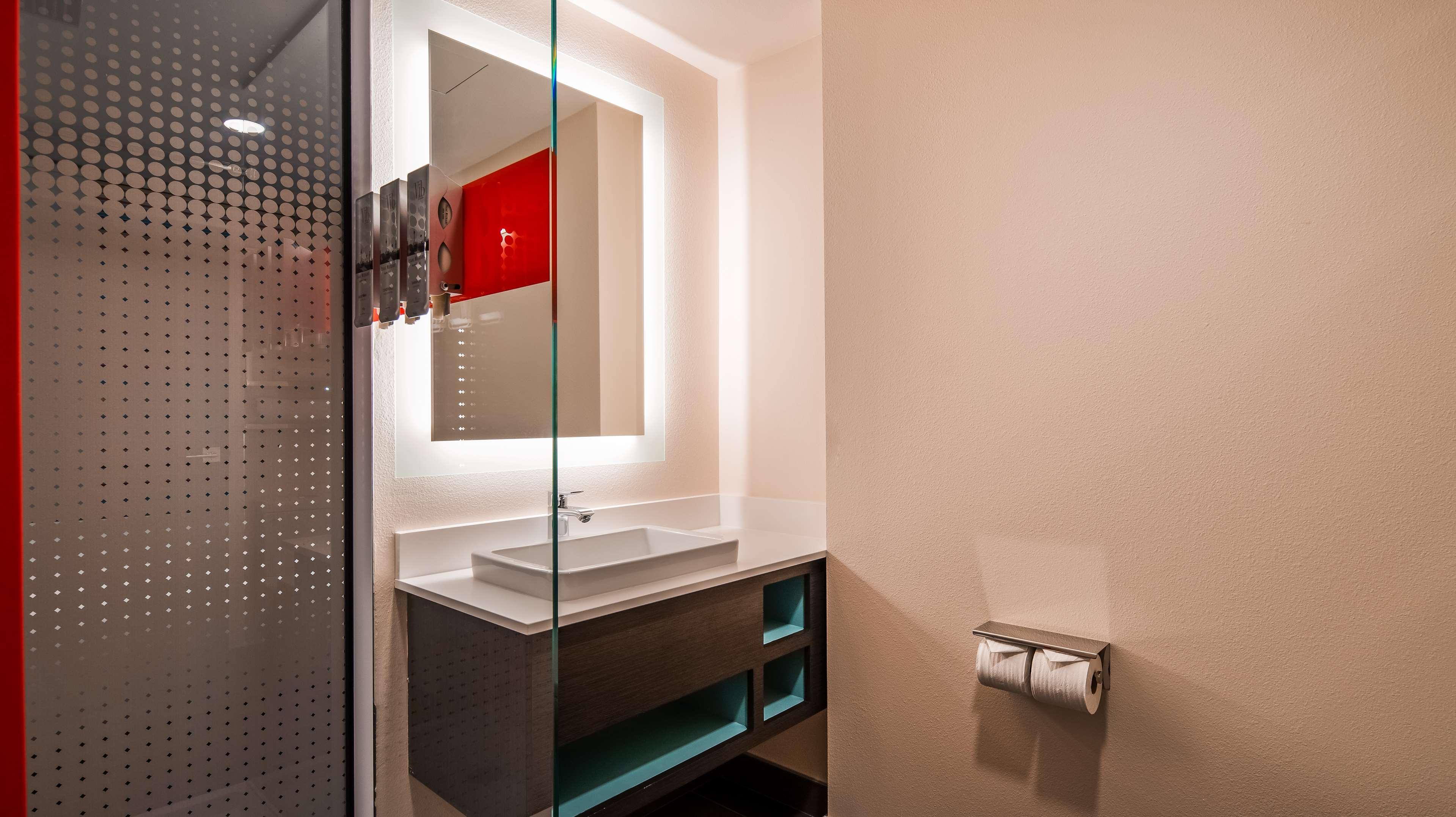Best Western Plus - Wendover Inn Экстерьер фото